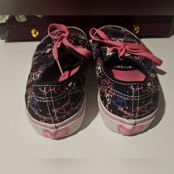 Hello Kitty Vans Sneakers with Pink Laces - Women's Size 8.5 - Picture 4 of 6